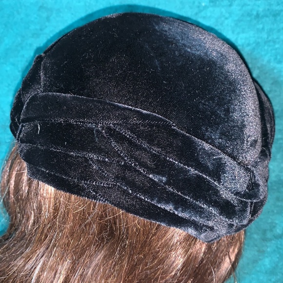 Vintage velvet hat from Daytons - Picture 4 of 10